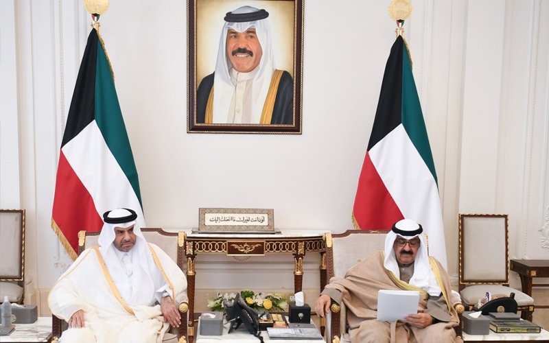 سمو ولي العهد يتسلم الدعوة الموجهة لسمو أمير البلاد من أمير قطر للمشاركة في القمة الخليجية الـ44 بالدوحة