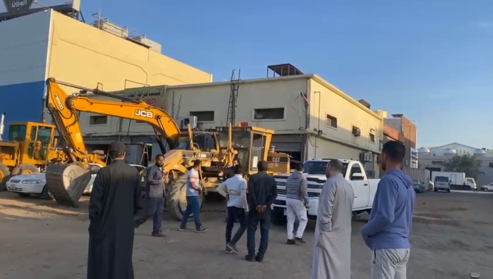 البلدية: رفع 80 سيارة مهملة وتحرير15 مخالفة في الشويخ الصناعية