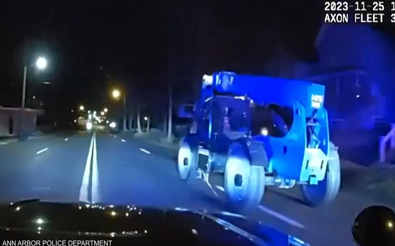 مطاردة طفل يقود شاحنة مسروقة.. والخسائر فادحة