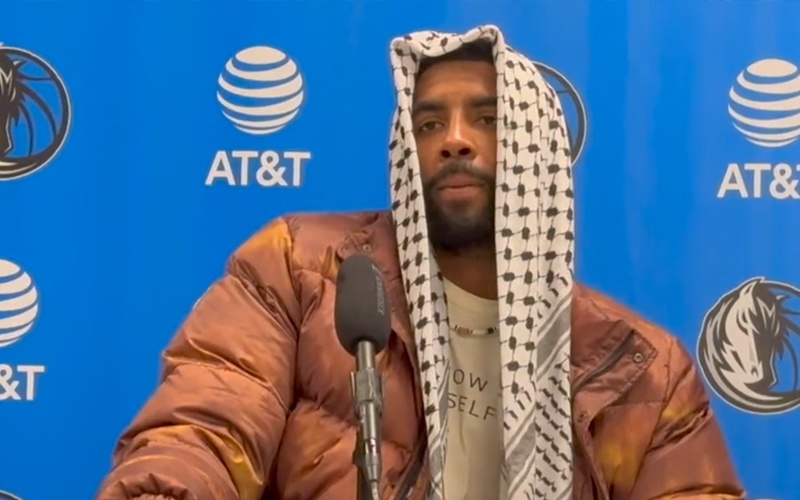 نجم السلة الأميركية كايري إيرفينغ يفاجئ الجماهير بـ &laquo;الكوفية الفلسطينية&raquo;