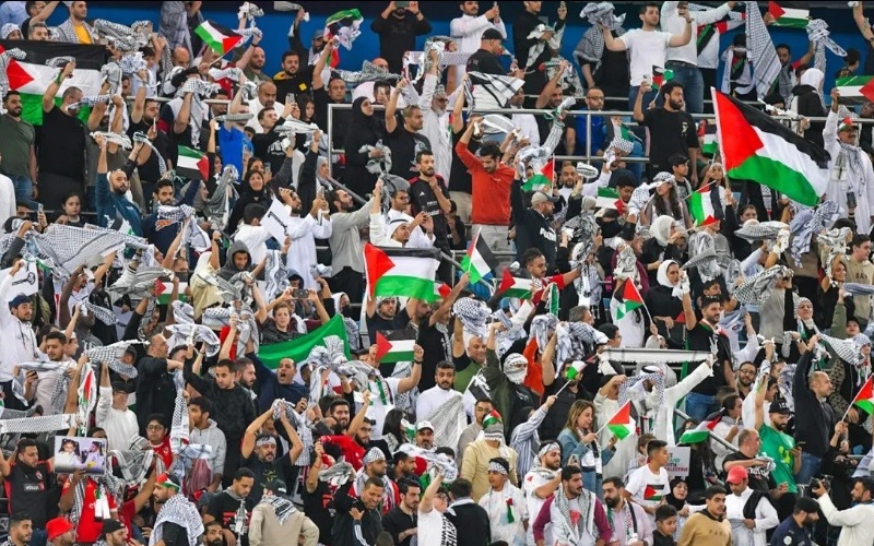 فيديوهات ترصد إحياء الكويت لذكرى طوفان الأقصى يوم 7 أكتوبر خلال مباراة فلسطين وأستراليا