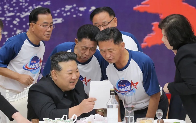 التقطها "حارس الفضاء".. كيم جونغ يتفقد صورا لقواعد أميركية