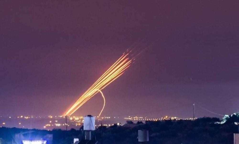 كتائب القسام توجه الآن ضربة صاروخية كبيرة على تل أبيب ووسط إسرائيل