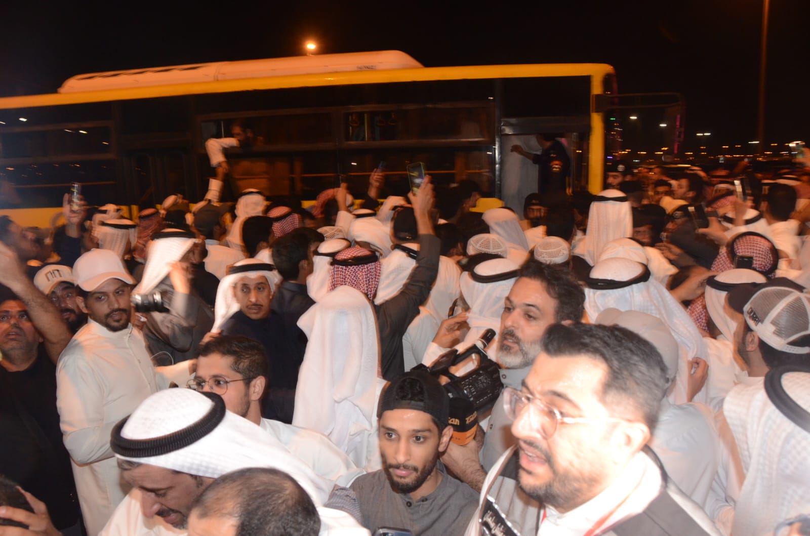 الداخلية تفرج عن المشمولين بالعفو وسط فرحة عارمة " شكرا سمو امير العفو وسمو ولي العهد "