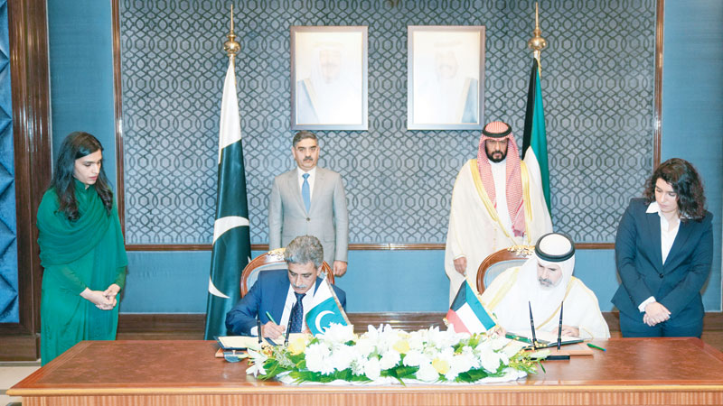 النائب الأول ورئيس وزراء باكستان بحثا تعزيز العلاقات