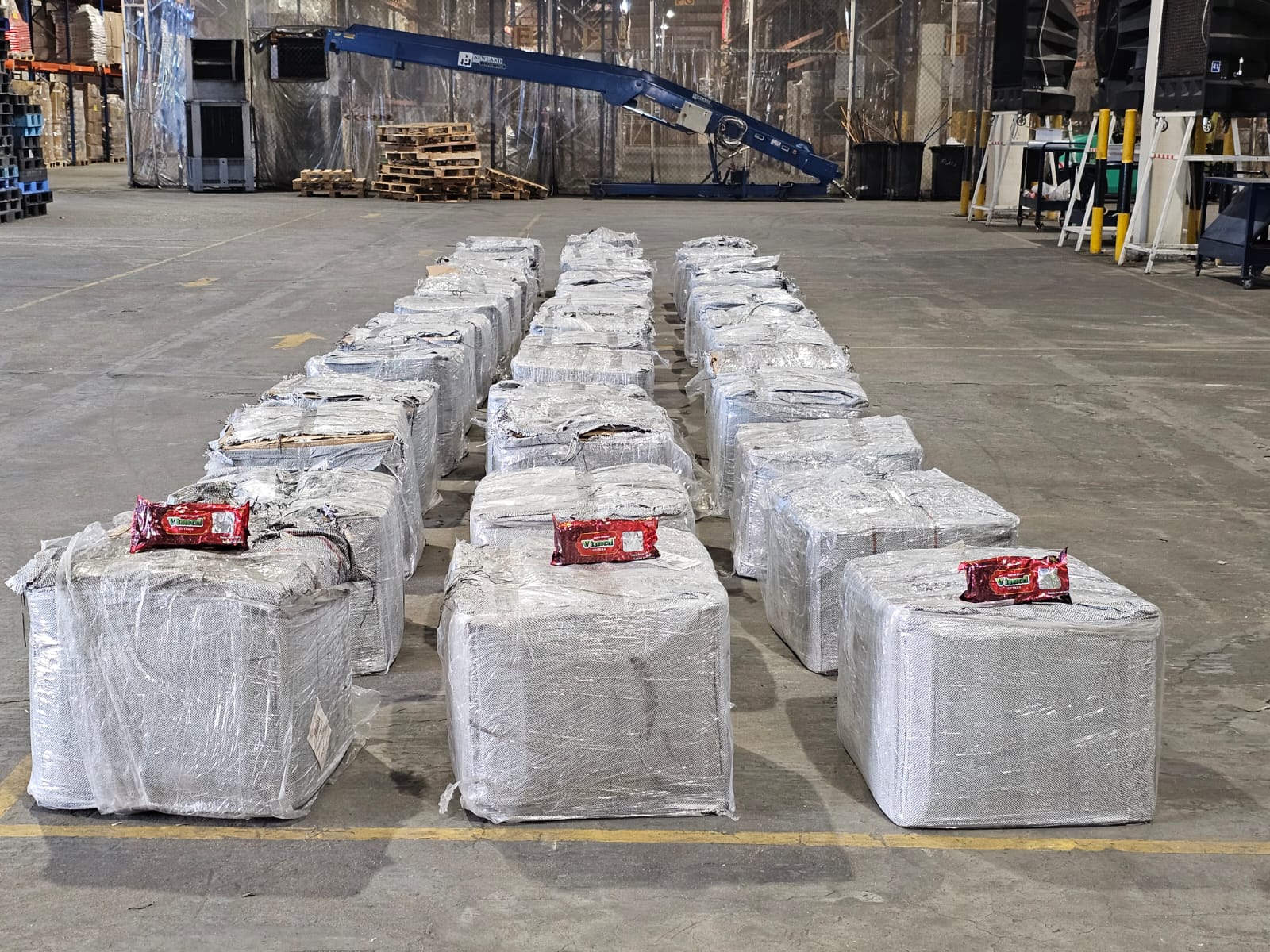 إحباط إدخال كمية كبيرة من التنباك مخبأة بحاوية ملابس