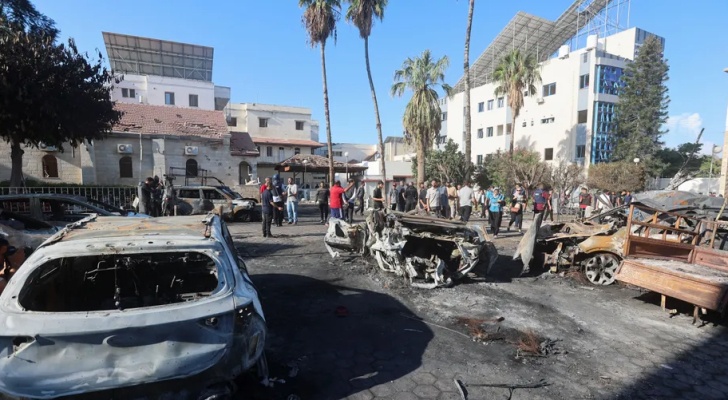 الدبابات الإسرائيلية تحاصر مستشفى الأهلي المعمداني