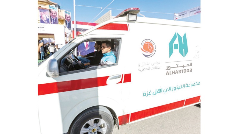 خلف الحبتور يتبرع بسيارات إسعاف لقطاع غزة