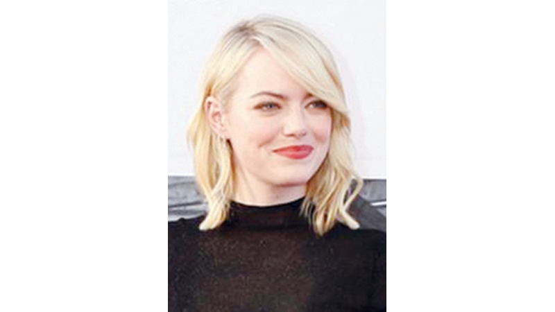 إيما ستون تكشف كواليس مسلسلها الكوميدي "The Curse"