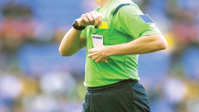 حكم احتسب هدفاً غير صحيح خوفاً على عائلته