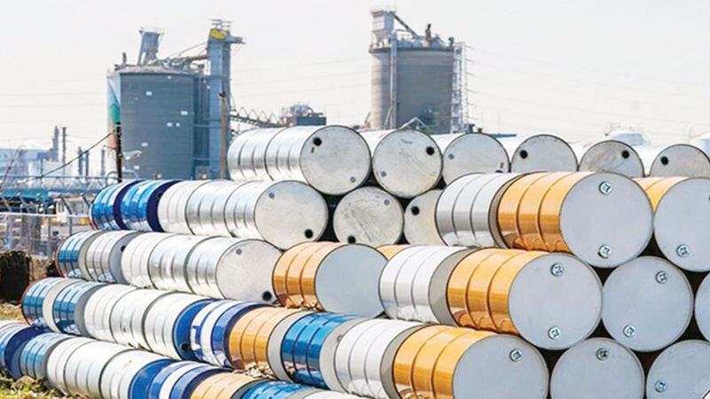 النفط يواصل تراجعه وينخفض إلى 81 دولاراً بعد تأجيل اجتماع "أوبك+"