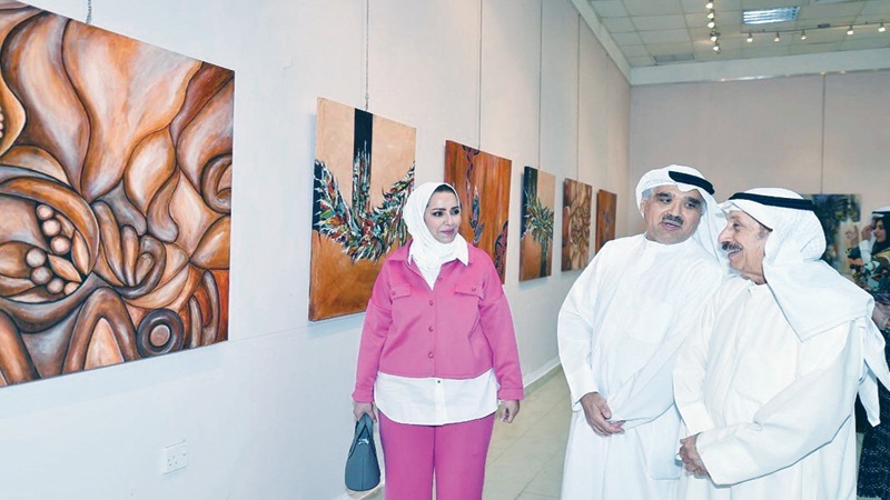 تشكيليات رصدن رؤاهن خلال "مفاهيم لونية معاصرة"