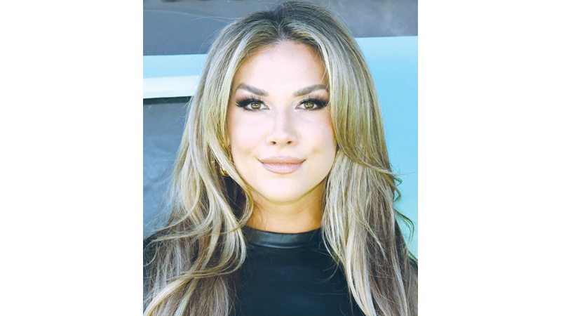 الراقصة الأميركية أليسون هولكر خلال حضورها عرض فيلم "Leo" في لوس أنجليس