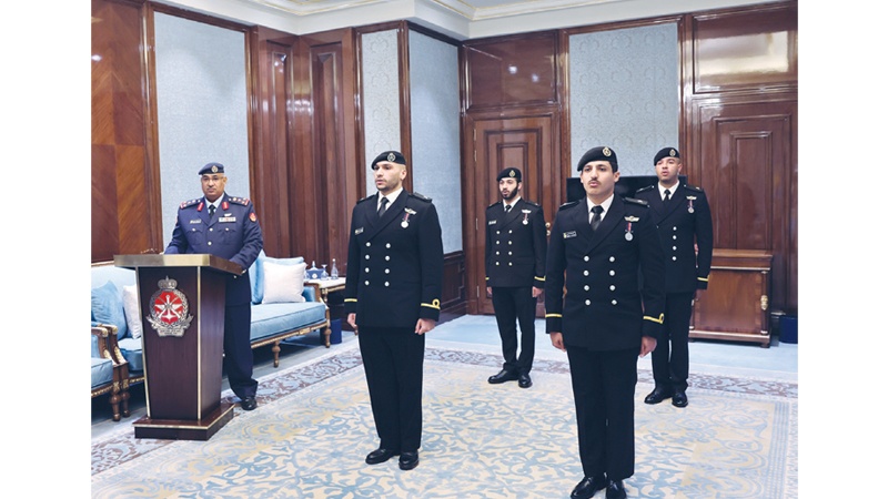 الفهد لخريجي "البحرية البريطانية": تفانوا للوطن