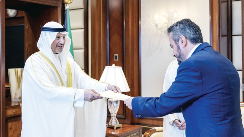 العبدالله تسلم أوراق اعتماد سفيري اليونان وألبانيا