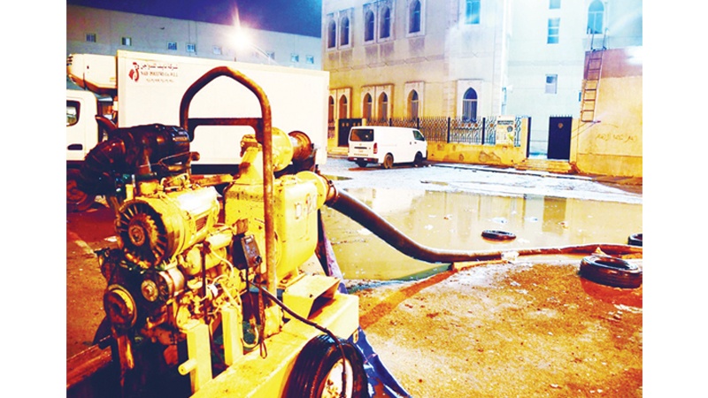 الأمطار تستنفر فرق الطوارئ