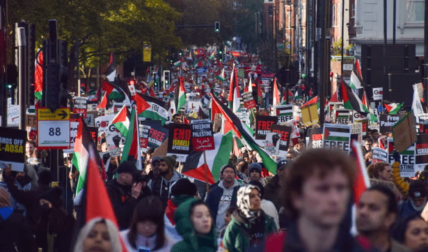 مسيرات مؤيدة لفلسطين في جميع أنحاء بريطانيا مطالبة بوقف إطلاق النار في غزة