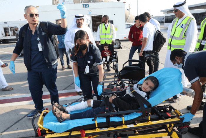 وصول أول طائرة تقل أطفال غزة ذوي الاحتياجات الطبية العاجلة إلى الإمارات