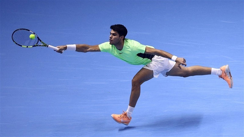 ألكاراز يهزم تومي بول "استعراضياً"