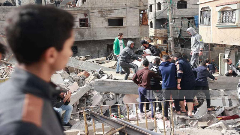 الاحتلال يواصل عدوانه على مخيمات الضفة ويعتقل العشرات