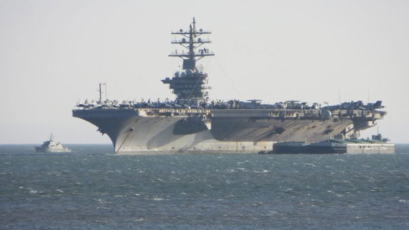 الحوثيون يُصعِّدون ويستهدفون مدمرة أميركية&hellip; و"أيزنهاور" ترابط بالخليج