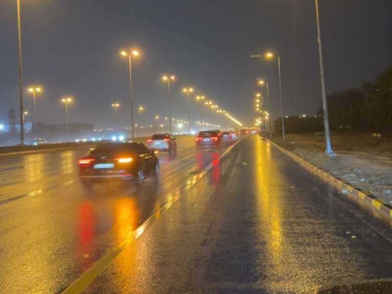 الأمطار تستنفر فرق الطوارئ