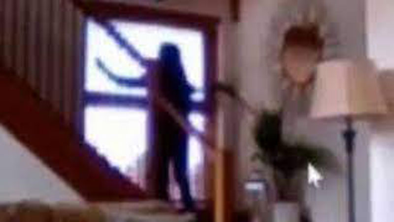 عضوة مجلس اسكتلندية تنظف نوافذ منزلها أثناء اجتماع رسمي