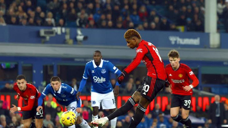 "يونايتد" يهزم إيفرتون