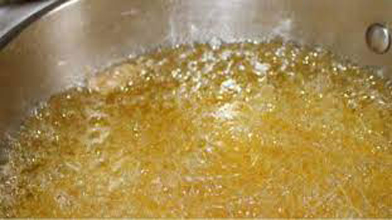 خدّر زوجته وسكب عليها الزيت المغلي وطعنها ليتأكد من موتها