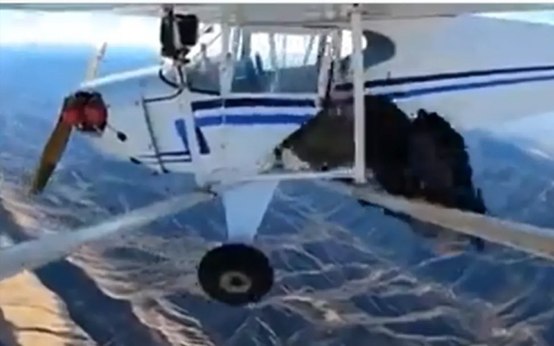 حطم طائرته بالقفز منها عمداً.. جمع ملايين المشاهدات وانتهت مغامرته "المجنونة" بالسجن