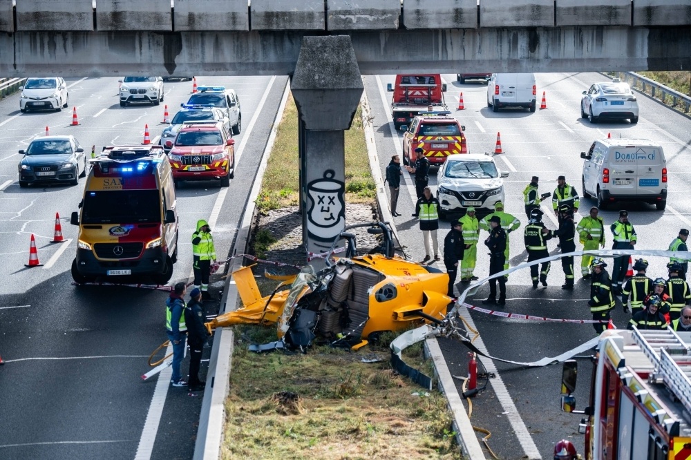 سقوط طائرة هليكوبتر على طريق بمدريد وإصابة ثلاثة