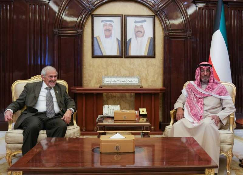 رئيس الوزراء استعرض مع الساير والبرجس الجهود الإنسانية للهلال الأحمر الكويتي