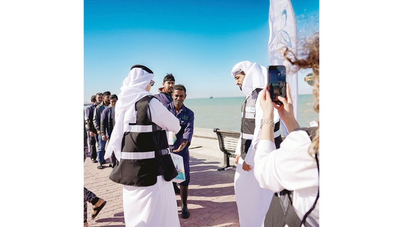"وربة للتأمين" أطلقت حملة "مو ناسينكم" لتوزيع الكسوة الشتوية لعمال النظافة