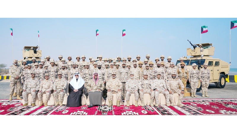 رئيس الوزراء لمنتسبي الجيش: دفاعكم عن البلاد أمانة تحملونها