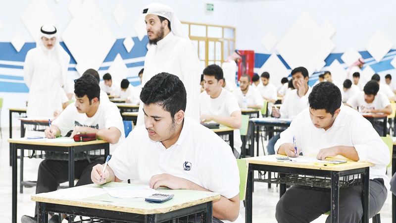 طلبة "العلمي"&hellip; اختبار الفيزياء تعجيزي وفرد عضلات
