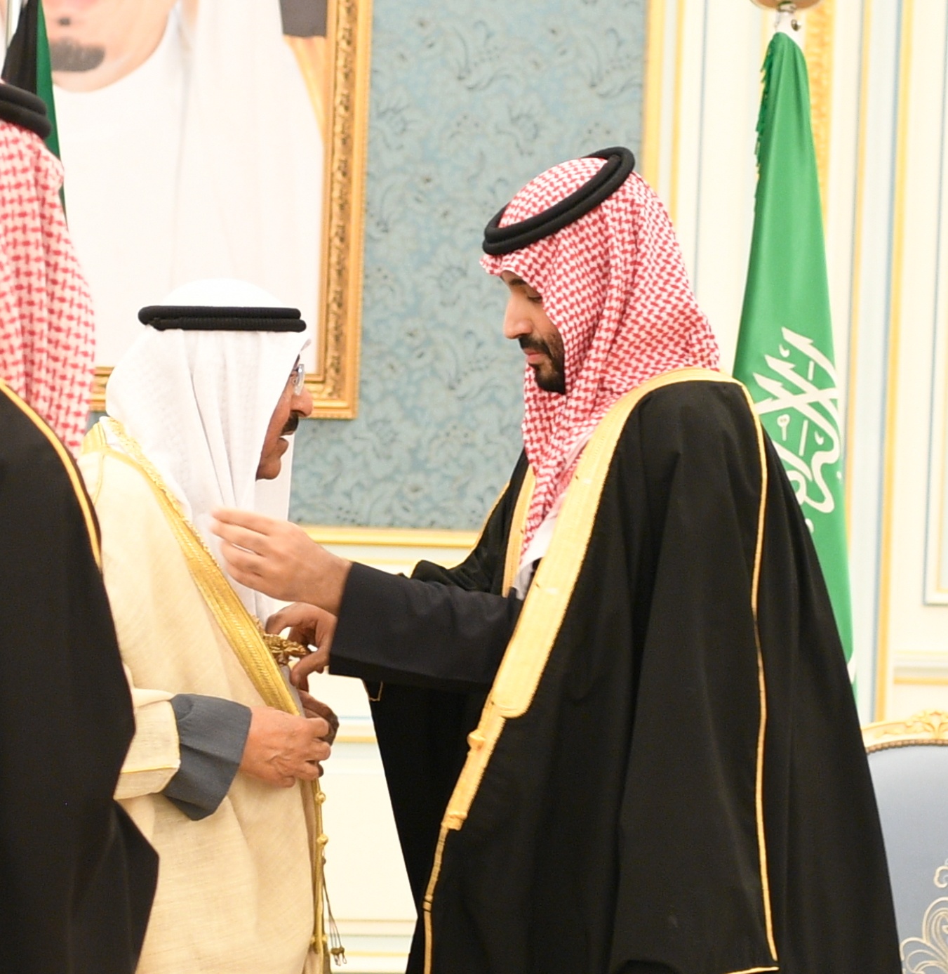 نيابة عن خادم الحرمين الشريفين&hellip; ولي العهد السعودي يقلد سمو أمير البلاد قلادة الملك عبدالعزيز