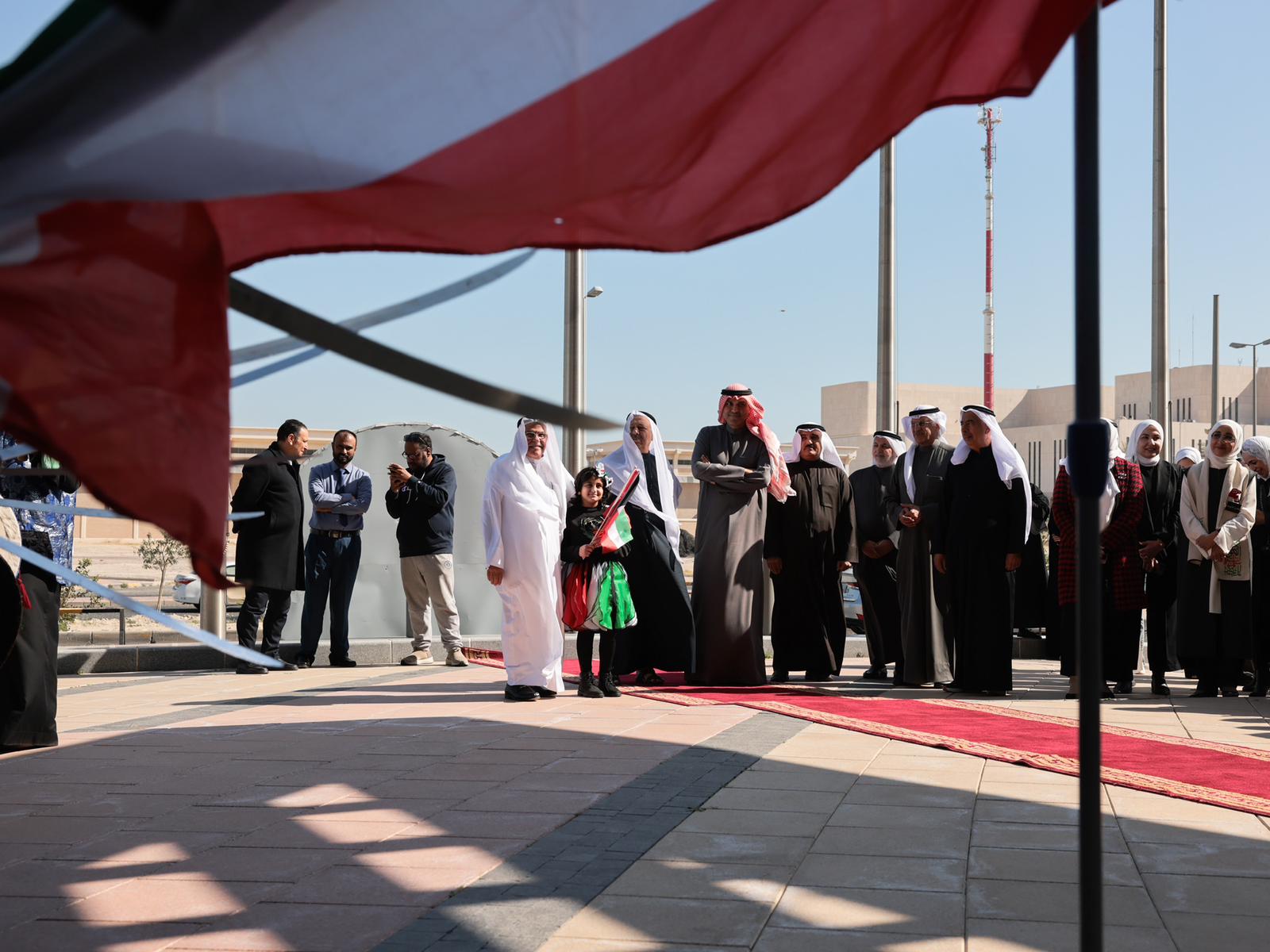 هيئة القصر ترفع العلم &nbsp;