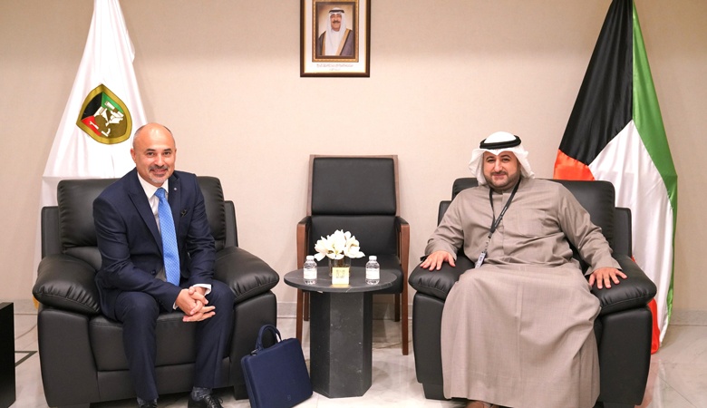 وكيل وزارة الدفاع‬⁩ يستقبل نائب رئيس شركة "إيرباص" هليكوبتر