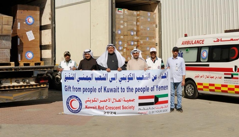 (الهلال الأحمر الكويتي) توجه أربع شاحنات إغاثية محملة بالمواد الغذائية إلى اليمن