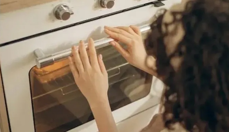 بالفرن بدلا من السرير.. أم تنهي حياة طفلتها بطريقة "جنونية"