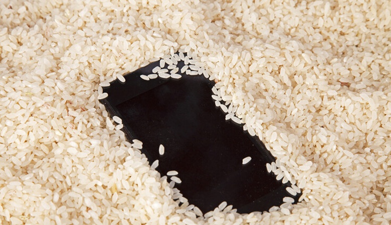 "آبل" تحذر من حيلة الأرز الشائعة إذا سقط هاتفك في الماء