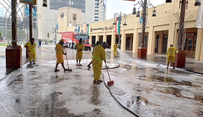 بلدية الكويت تنهي أعمال تنظيف الشريط الساحلي والشوارع في وقت قياسي عقب الاحتفالات الوطنية