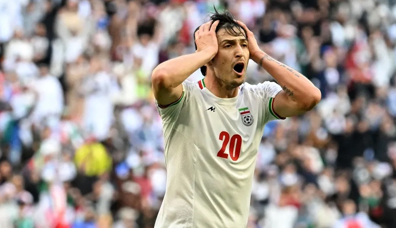 غضب إيراني على "الحكم الكويتي" لمباراتهم مع قطر.. ماذا قالوا؟