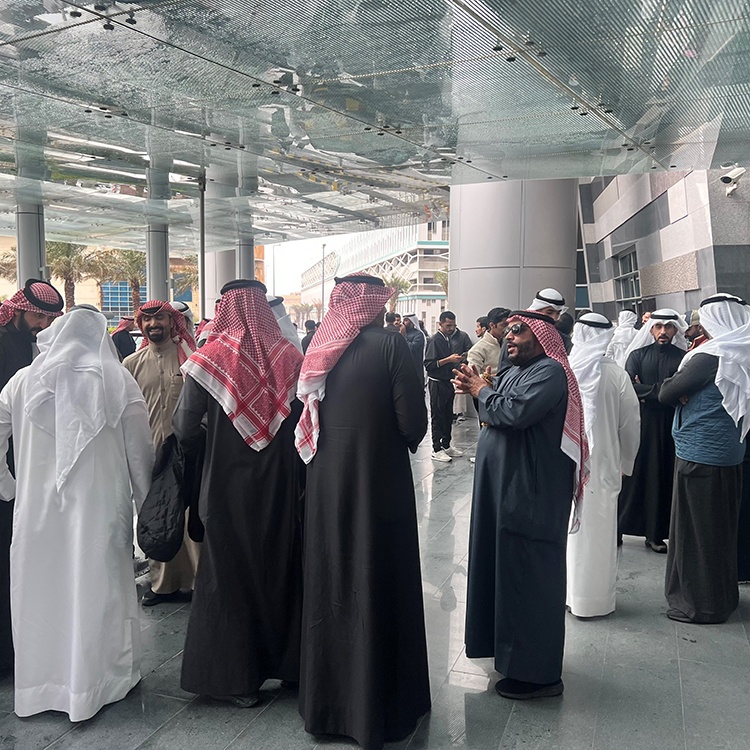 المعلمون اعتصموا أمام التربية : أجلوا البصمة