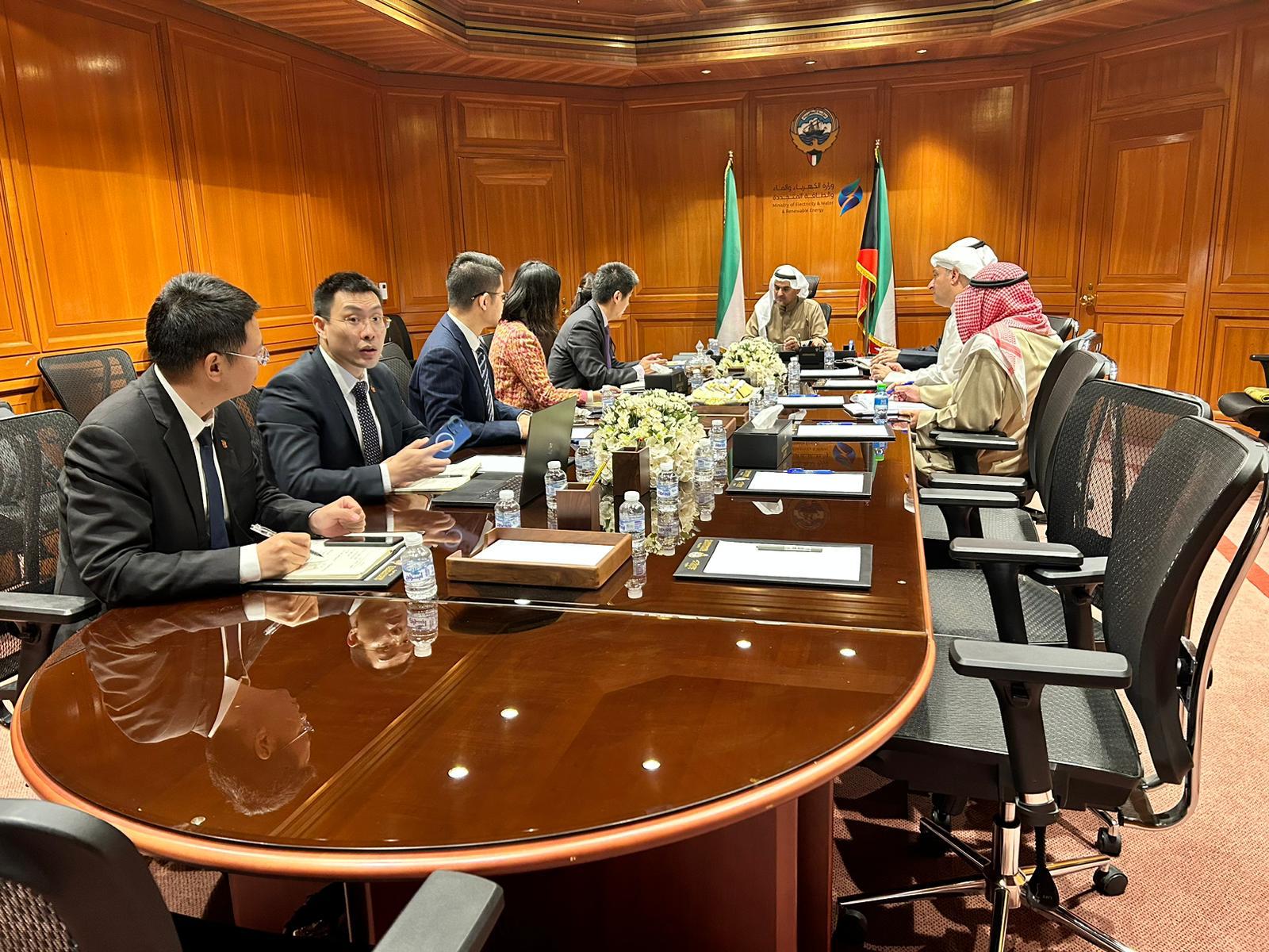 الوفد الصيني ناقش مع مسؤولي الكهرباء دراسة جدوى محطة طاقة شمسية بالشقايا