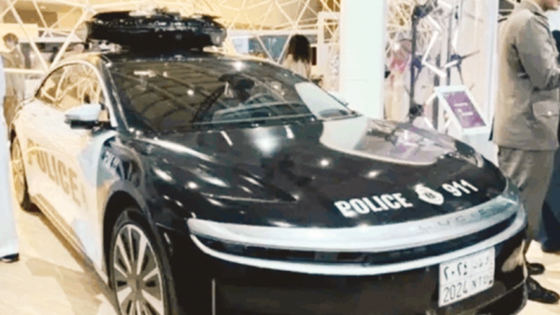سيارة شرطة سعودية ترصد المخالفات وتتعرف على المطلوبين آلياً