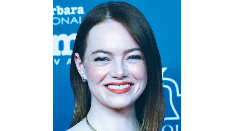 الممثلة الاميركية إيما ستون لمارك روفالو خلال حضورها مهرجان سانتا باربرا السينمائي