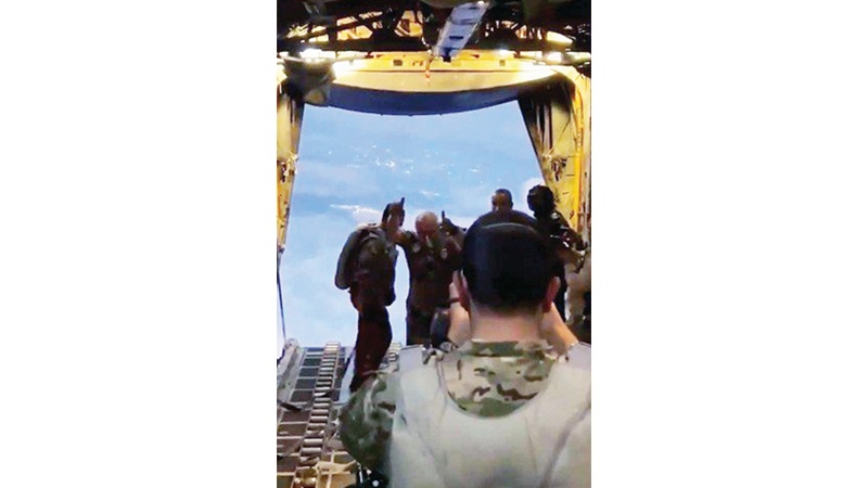 ملك الأردن يشارك في عملية إنزال جوي للمساعدات لغزة