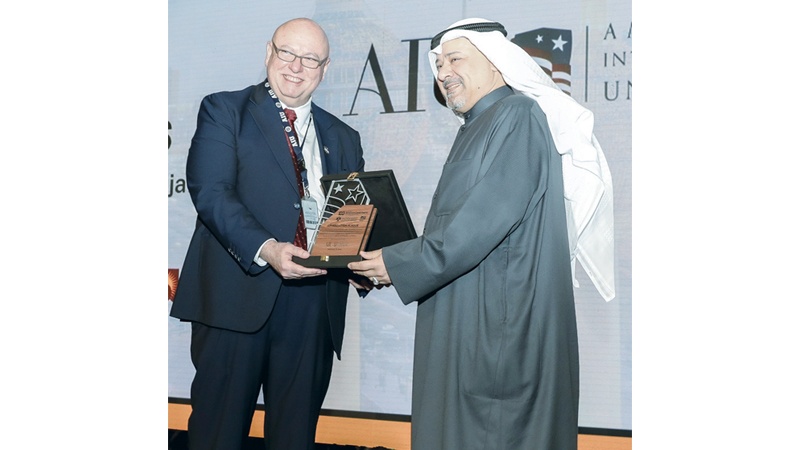 "AIU" و"ثندربيرد" الأميركية تطلقان برنامج "100 مليون متعلم"