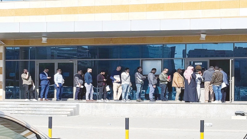 900 معاملة إجمالي اليوم الأول للسماح بتأشيرات الزيارة